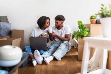 Yerde oturan çift kutularla çevrili.