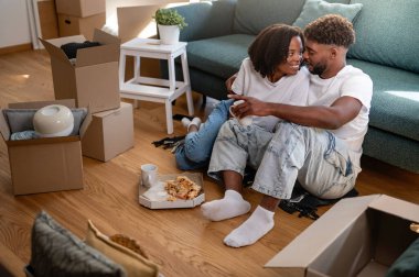 Birlikte oturan çift kutular ve abur cuburlarla çevrili.