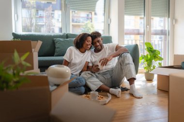 Yerlerde birlikte oturan çift kutuları taşıyorlar.