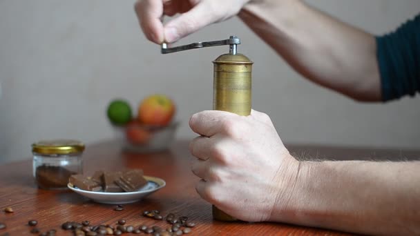 一个人手里拿着一个咖啡机 在上面研磨咖啡 — 图库视频影像