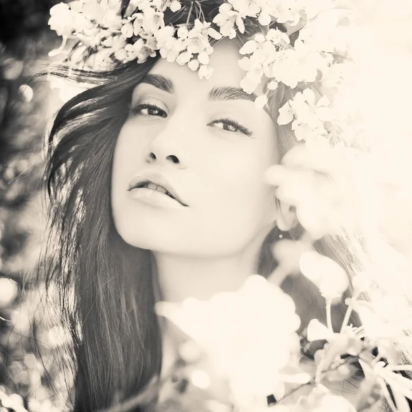 りんごの木のリースでロマンチックな女性 — ストック写真