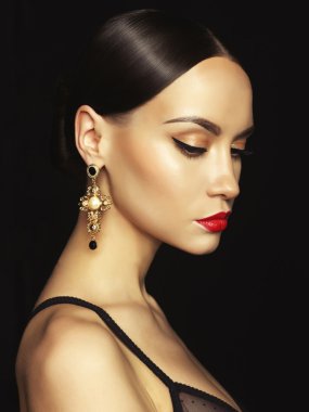 Güzel Bayan siyah arka plan üzerine Küpeli
