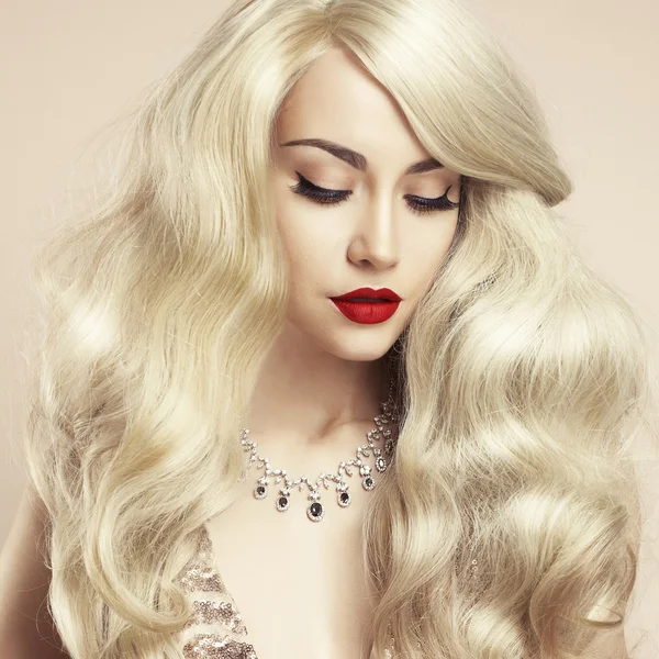 Schöne Blondine mit prächtigen Haaren — Stockfoto