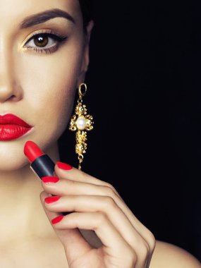 Güzel genç bayan kırmızı ruj uygulayın