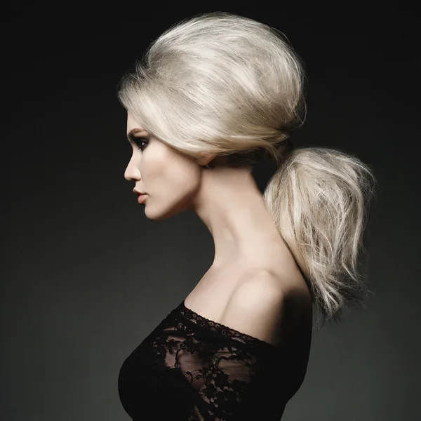 Hermosa mujer rubia con peinado elegante — Foto de Stock