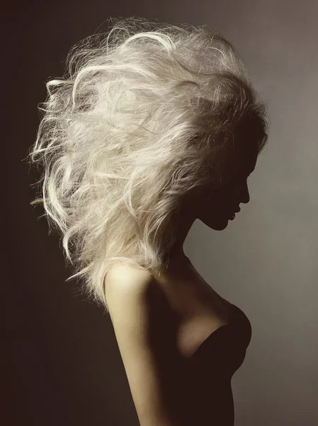 Όμορφη ξανθιά γυναίκα με όγκο χτένισμα — Φωτογραφία Αρχείου