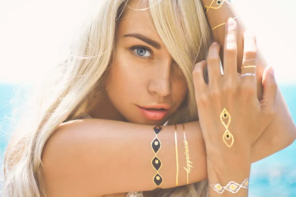 Piękna Blondynka dama na plaży z flash tattoo — Zdjęcie stockowe