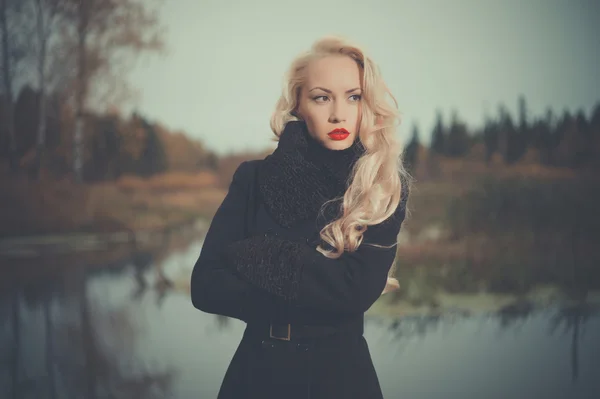 Красивая элегантная женщина в черном пальто — стоковое фото