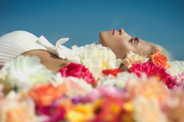 Güzel Bayan çiçeklenir yalan