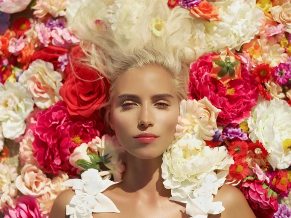 Hermosa dama acostada en flores —  Fotos de Stock