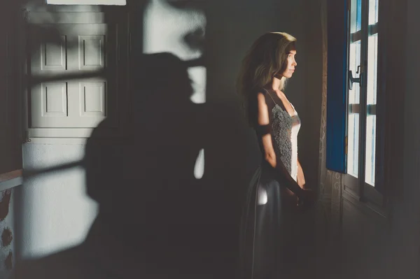 Mujer en la ventana — Foto de Stock