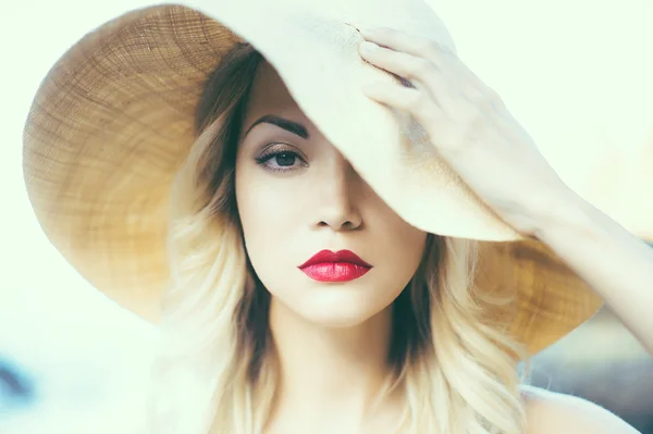 Lady in straw hat — Stock Photo, Image