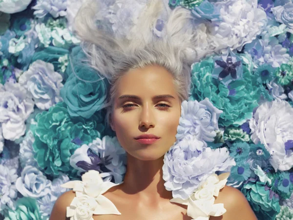 Hermosa dama acostada en flores — Foto de Stock