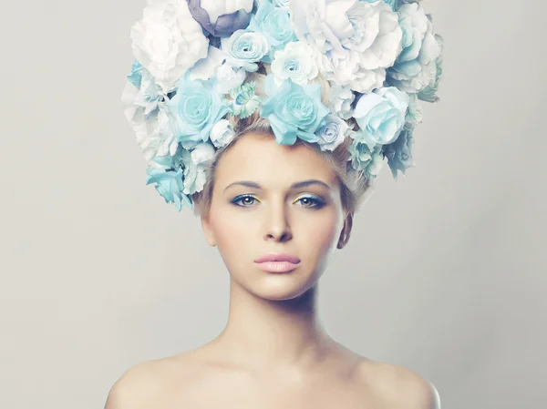 Schöne Frau mit Frisur aus Blumen — Stockfoto