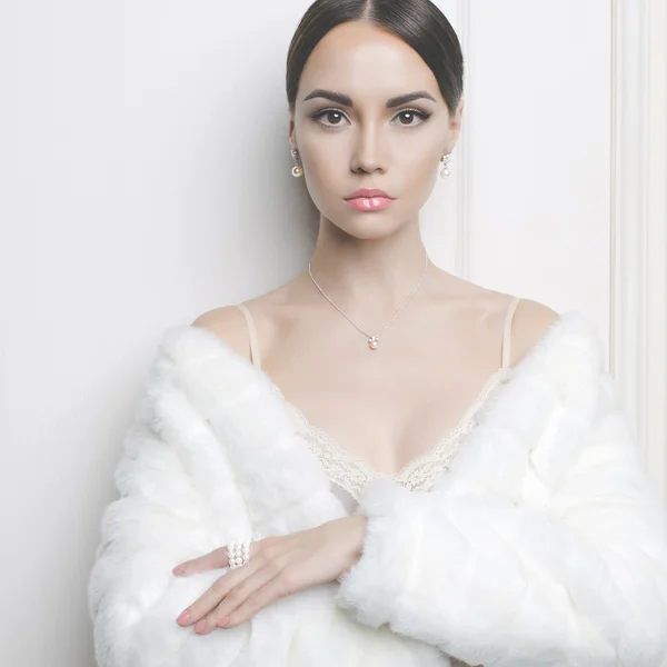 Senhora elegante em casaco de pele — Fotografia de Stock