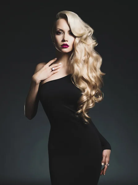 Элегантная блондинка на черном фоне — стоковое фото
