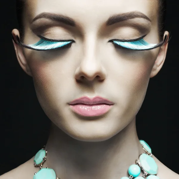 Kvinna med färg ögonfransar — Stockfoto