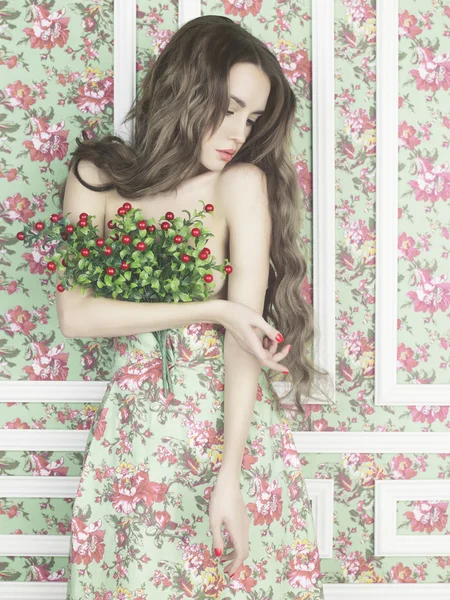 Sensuele vrouw op floral achtergrond — Stockfoto