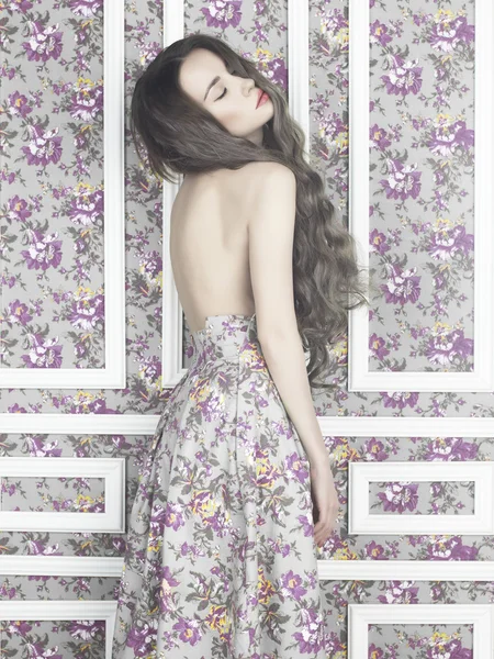 Sensuele vrouw op floral achtergrond — Stockfoto