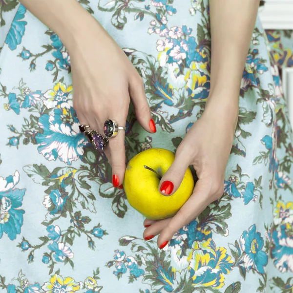 Mains de femme avec pomme — Photo