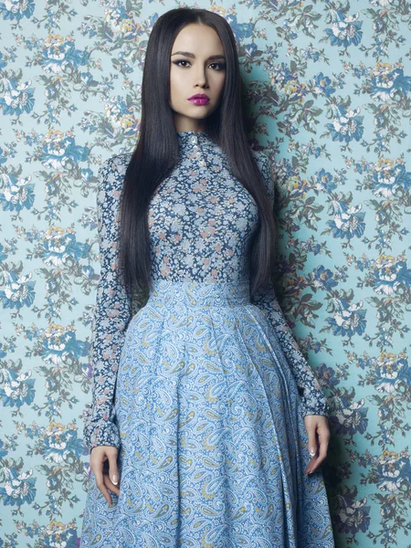 Senhora elegante em fundo floral — Fotografia de Stock