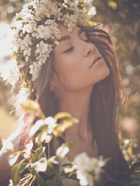 Romantische dame in een krans van appelbomen — Stockfoto