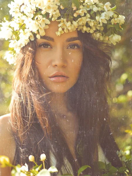 Romantische dame in krans van appelbomen — Stockfoto