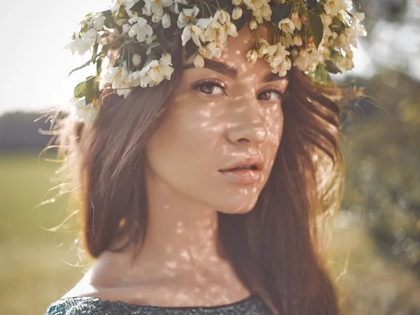 Romantische dame in een krans van appelbomen — Stockfoto