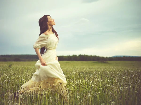 Mooie vrouw in veld — Stockfoto