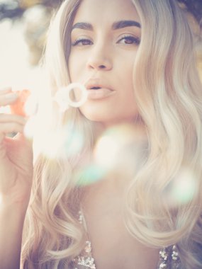 Güzel sarışın üfleme kabarcıklar 