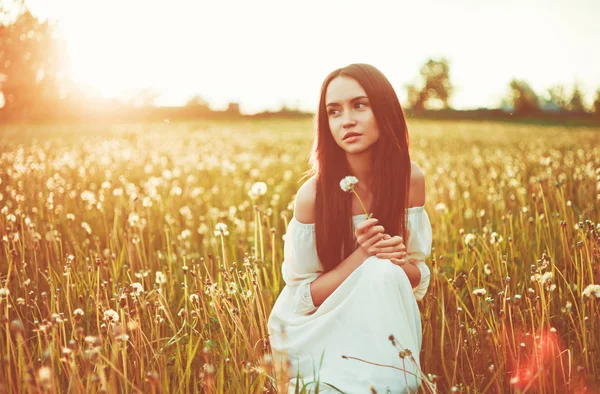 Mulher bonita no campo — Fotografia de Stock