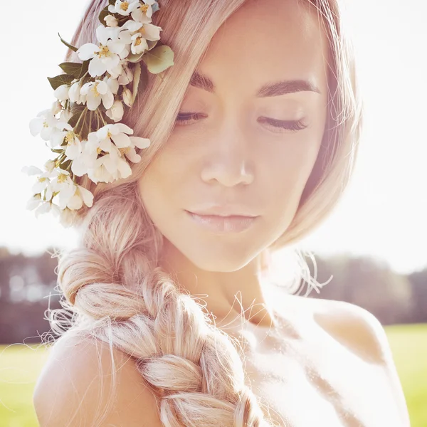 Romantische dame in krans van appelbomen — Stockfoto