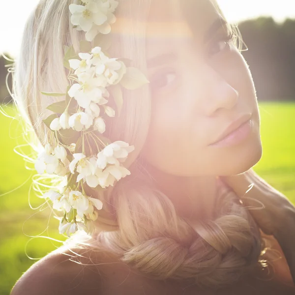 りんごの木の花輪でロマンチックな女性 — ストック写真