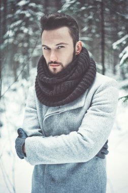 Kışlık Mont moda yakışıklı adam