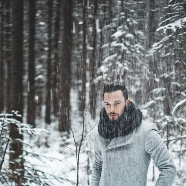 Kışlık Mont moda yakışıklı adam