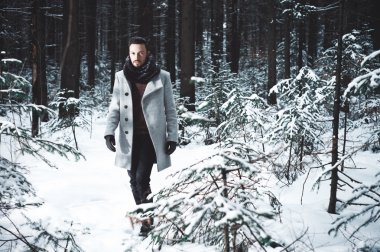 Kışlık Mont moda yakışıklı adam