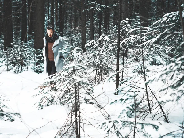 Homme beau à la mode en manteau d'hiver — Photo