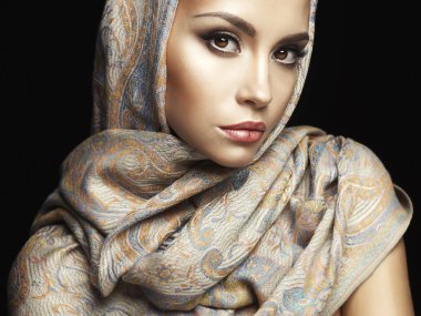 Güzel Bayan şal içinde sarılmış