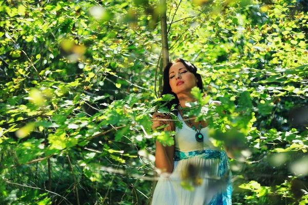 Morena chica en el aire libre — Foto de Stock