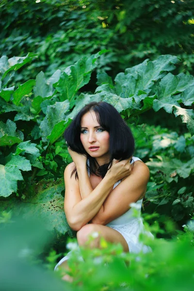 Brunette meisje op de open lucht — Stockfoto