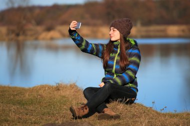 Genç kız onun cep fotoğraf yapmak için kullanın