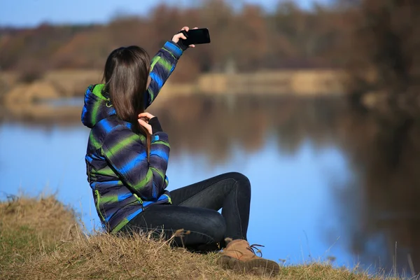Young girl use her mobile for making photo — Stock Photo, Image