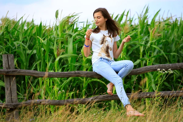 Adolescente chica obtener diversión en la granja — Foto de Stock