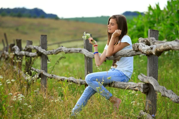 十几岁的女孩在农场里得到的乐趣 — 图库照片