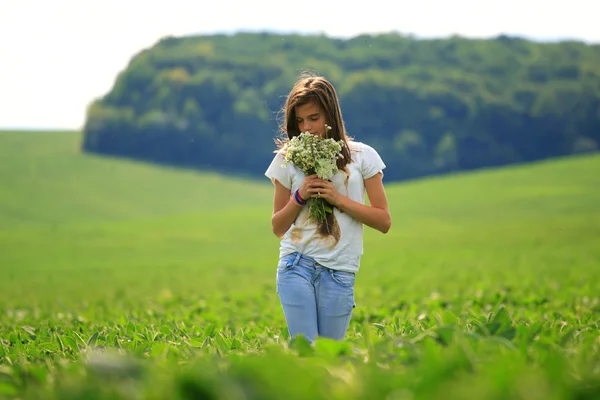 Dospívající dívka si zábavu na farmě — Stock fotografie
