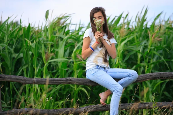 十几岁的女孩在农场里得到的乐趣 免版税图库照片