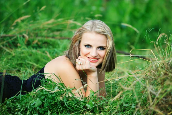 Young girl  in the garden — Stock Photo, Image