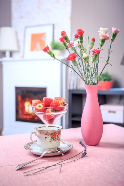 Bodegón con flor rosa —  Fotos de Stock