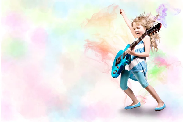 Ragazza con una chitarra sul palco — Foto Stock