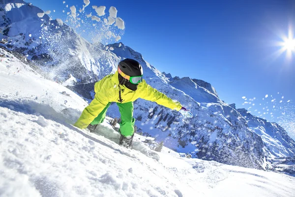 Snowboarder in actie — Stockfoto